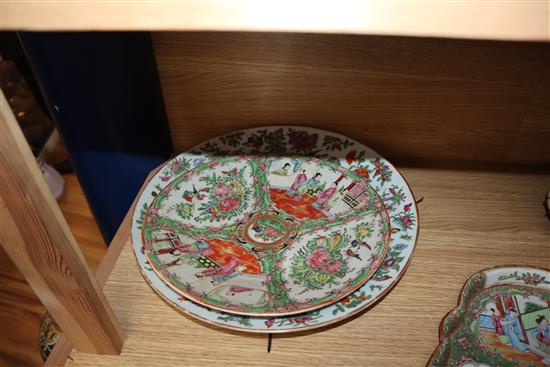 Four Chinese famille verte plates/dishes, 19th century largest diameter 34cm